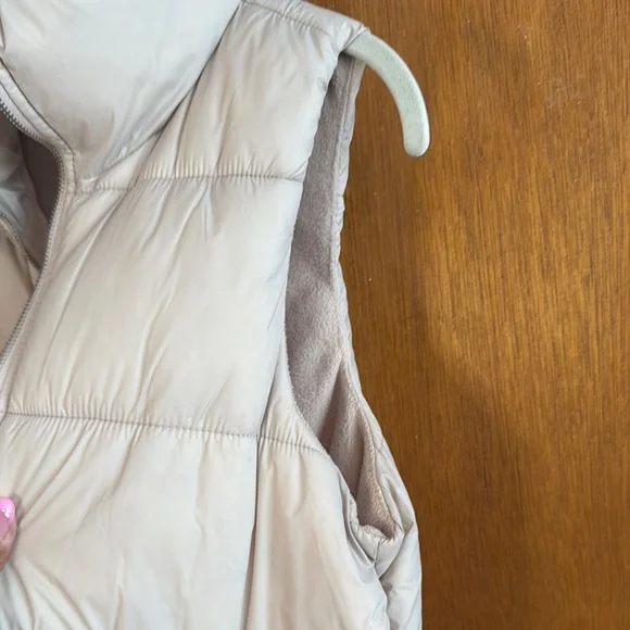 Old Navy Cream Puffer Vest Sz M - Picture 11 of 11